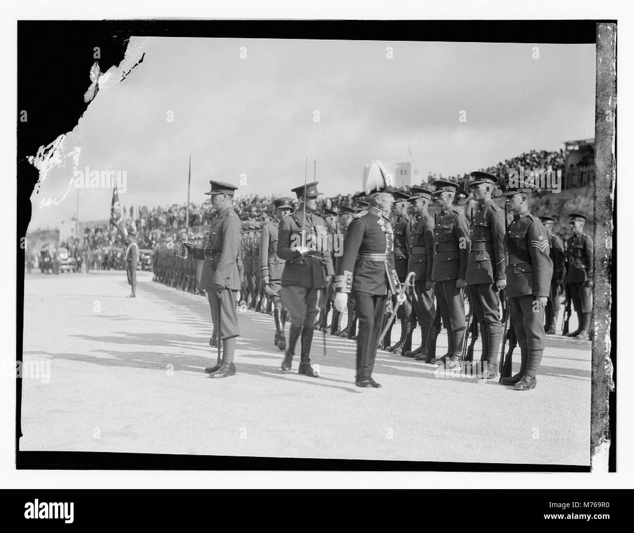 Eine Fotografie von Sir Arthur Wauchopes Ankunft in Palästina am 20. November 1931, auf der er zum Hohen Kommissar ernannt wurde. Das Bild fängt den formellen Anlass mit Militär- und Zivilpersonen ein, die während der Veranstaltung anwesend sind. Stockfoto