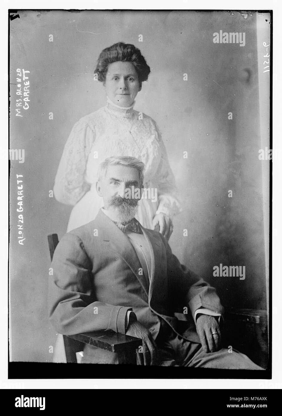 Dieses Porträt von Mr. Und Mrs. Alonzo Garrett spiegelt ihren prominenten Status in der Gesellschaft wider. Ihr Bild fängt die Mode und den formalen Stil des späten 19. Und frühen 20. Jahrhunderts ein. Stockfoto