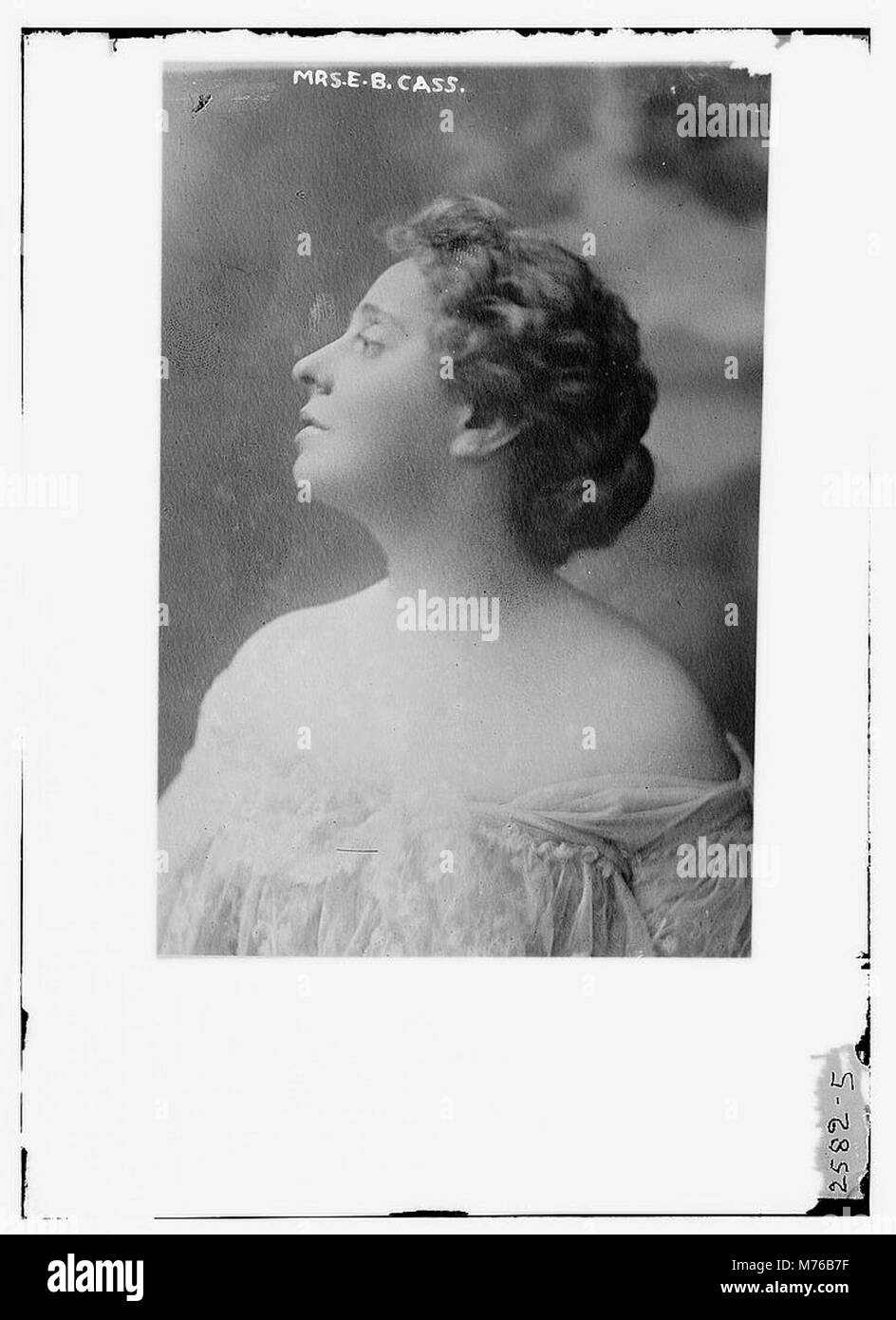 Porträt von Mrs. E. B. Cass, einer Person aus historischen Aufzeichnungen. Das Bild stellt eine bedeutende historische Figur aus dem späten 19. Oder frühen 20. Jahrhundert dar. Stockfoto