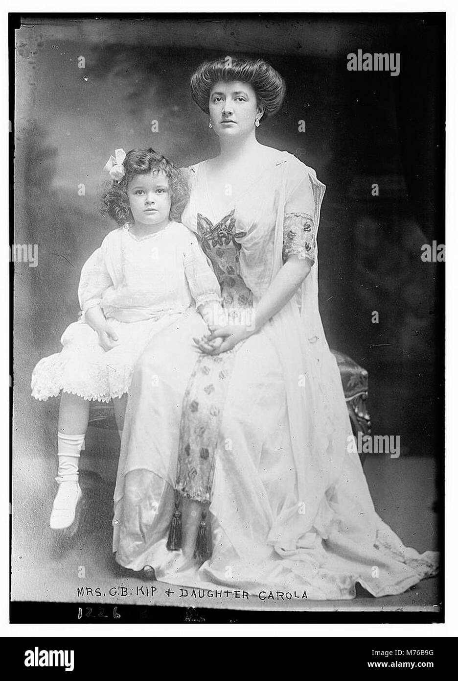 Foto von Mrs. G.B. Kip und ihrer Tochter Carola, beide stehen zusammen. Das Bild hebt ihre Kleidung und Posen hervor und spiegelt ein formelles Familienporträt wider. Stockfoto
