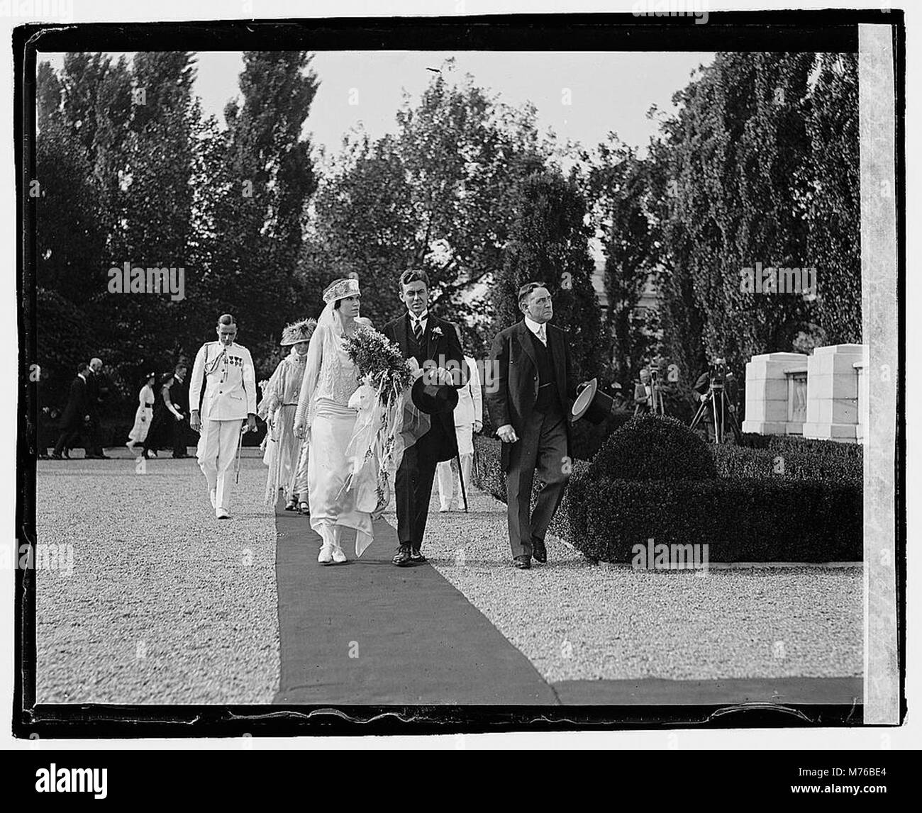Ein Foto, das die Hochzeit von Mrs. Hughes am 10. Juni 1922 dokumentiert. Das Bild fängt die Eleganz und soziale Bedeutung des Ereignisses im frühen 20. Jahrhundert ein. Stockfoto