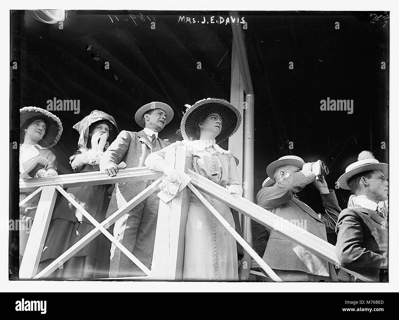 Porträt von Mrs. J. E. Davis, aufgenommen in einem historischen Foto, das die amerikanische Porträtfotografie des frühen 20. Jahrhunderts widerspiegelt. Stockfoto