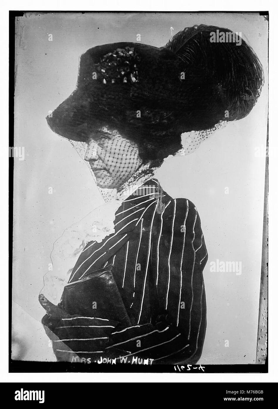 Porträt von Mrs. John W. Hunt, aufgenommen auf einem historischen Foto, das ihr Gleichnis in Mode und Kleidung des 19. Jahrhunderts zeigt. Stockfoto