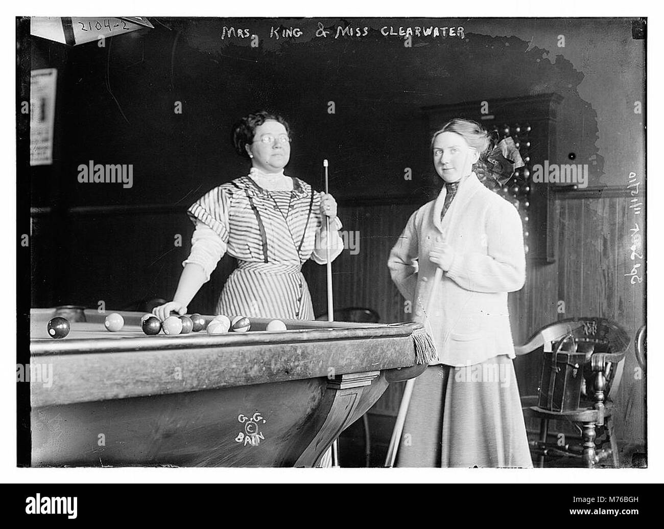 Ein Foto von Mrs. King und Miss Clearwater, aufgenommen im frühen 20. Jahrhundert. Das Bild fängt diese beiden Frauen ein, wahrscheinlich aus einem prominenten sozialen Kreis, und spiegelt ihre Rolle in der Gesellschaft und den sozialen Aktivitäten der damaligen Zeit wider. Stockfoto