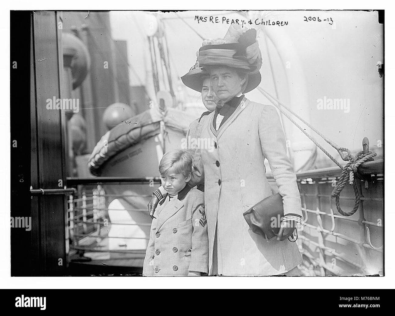 Dieses Bild zeigt Mrs. R. E. Peary und ihren Sohn, möglicherweise verwandt mit dem Entdecker Robert E. Peary, bekannt für seine Expeditionen in die Arktis. Das Foto spiegelt ihre Verbindung zur amerikanischen Entdeckungsgeschichte wider. Stockfoto