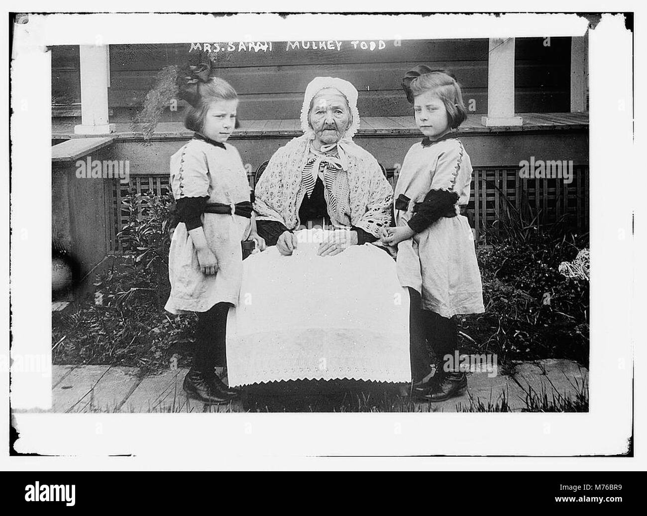 Ein Porträt von Mrs. Sarah Mulkey Todd, das ihr Bild und ihren Stil während des späten 19. Oder frühen 20. Jahrhunderts einfängt und einen Einblick in die Frauenporträts dieser Epoche bietet. Stockfoto