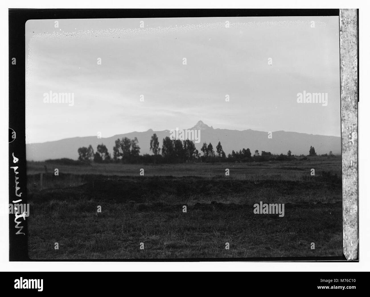 Mount Kenya, der sich im Zentrum Kenias befindet, ist der höchste Berg des Landes, mit atemberaubenden Aussichten und bekannt für seine Gletscher, vielfältige Tierwelt und einzigartige Flora. Stockfoto