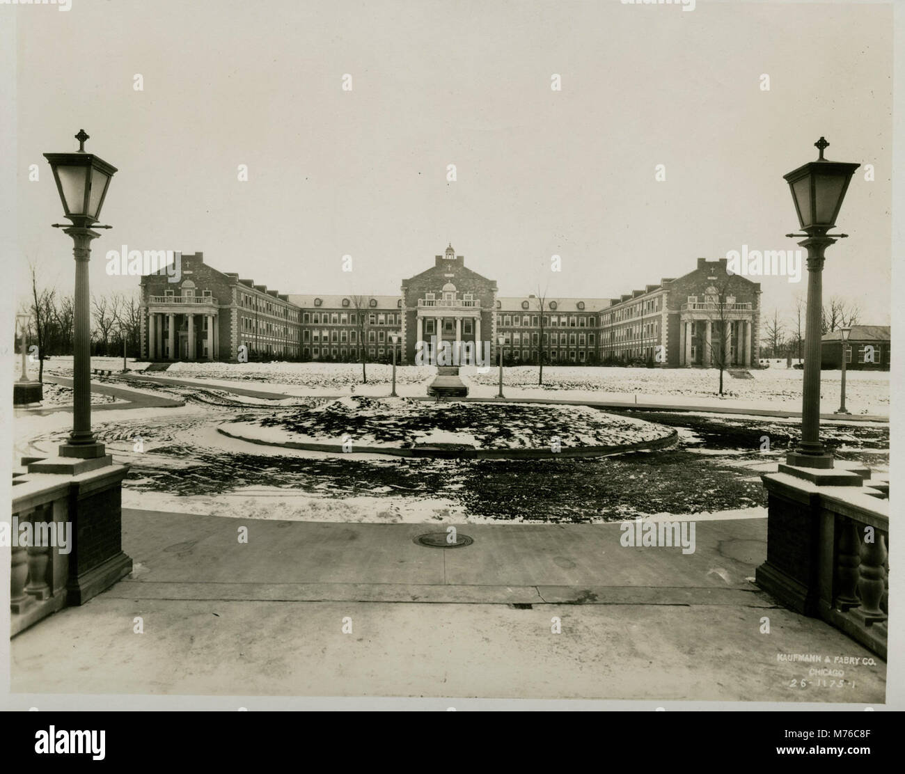 Dieses Foto zeigt das Mundelein Seminary, Teil der University of St. Mary of the Lake in Illinois. Das im späten 19. Jahrhundert gegründete Seminar ist eine wichtige Institution für die Ausbildung katholischer Geistlicher in den USA Stockfoto