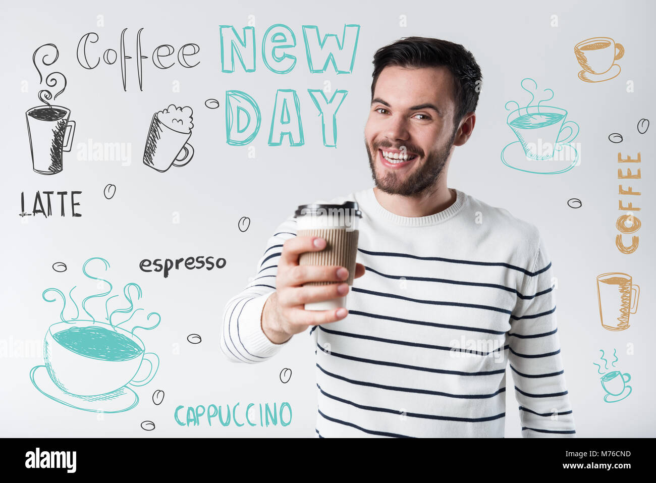 Positive junge Mann hält ein Glas Kaffee und suchen gerne Stockfoto
