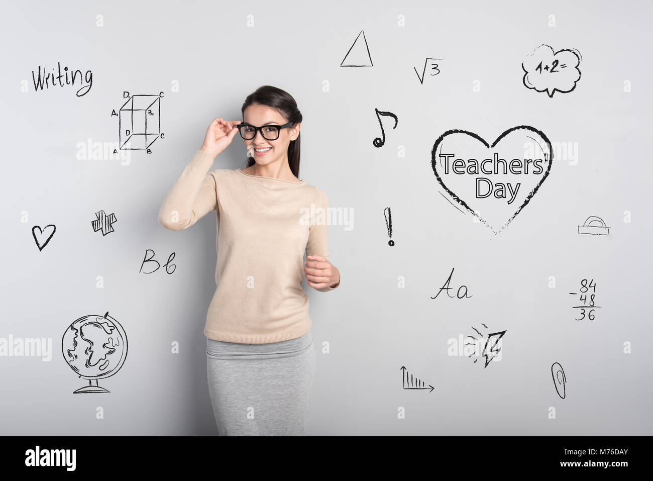 Schöne junge Lehrer lächelnd während der Feier der Lehrer Tag Stockfoto