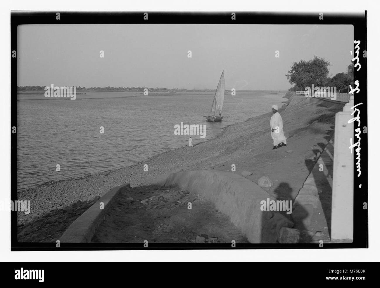 Ein Foto, das den Nil bei Khartum zeigt und die Landschaft und die Wasserstraße im Sudan am Zusammenfluss des Blauen und Weißen Nil veranschaulicht. Stockfoto