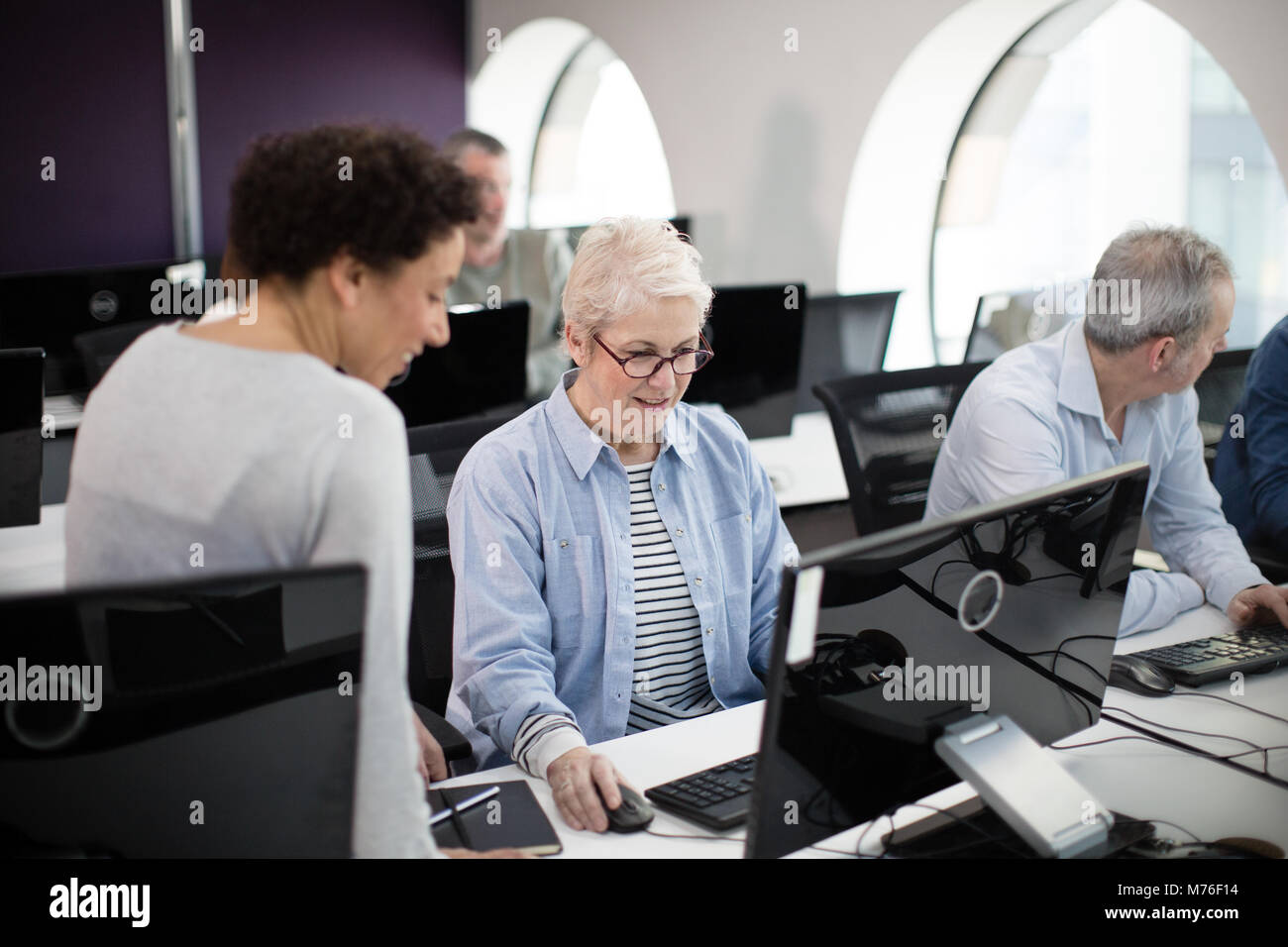 Ältere Frau auf Computing Kurs Stockfoto