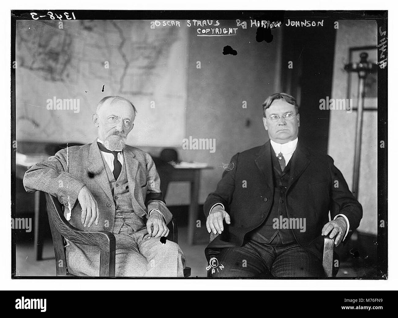 Oscar Straus und Hiram Johnson waren einflussreiche politische Persönlichkeiten im frühen 20. Jahrhundert. Dieses Bild repräsentiert ihre Rolle bei der Gestaltung der US-Politik während ihrer Zeit und hebt ihre Beiträge zu politischen Diskursen und Reformbewegungen hervor. Stockfoto