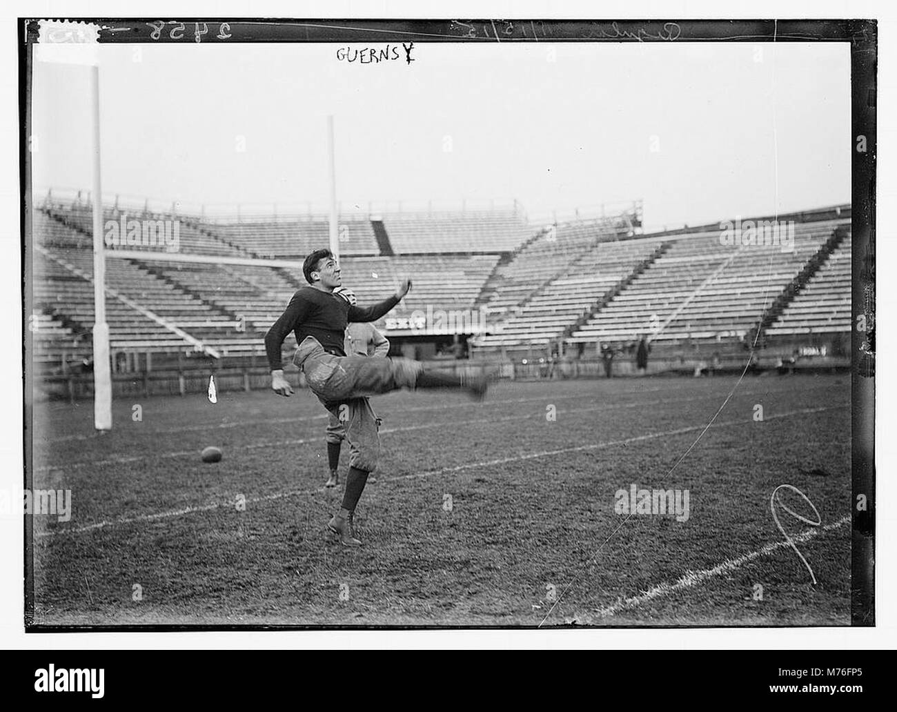 Dieses Bild zeigt Otis Love Guernsey, einen Studenten an der Yale University, der für seine Leistungen im Fußball und Squashtennis bekannt ist. Während seiner Zeit in Yale wurde er für seine Leichtathletik in zwei verschiedenen Sportarten anerkannt. Stockfoto