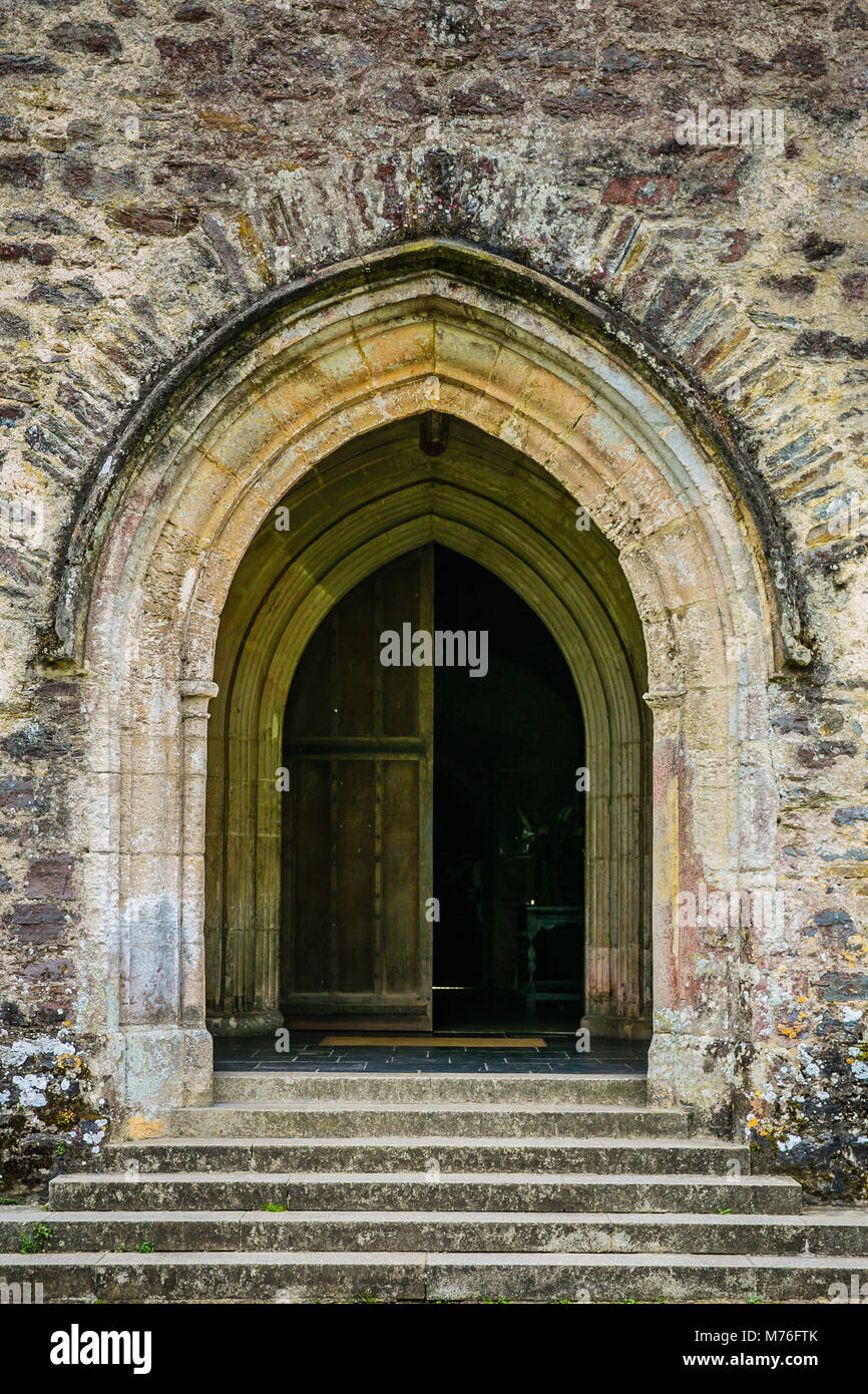 Gotische steinernen Eingang mit den Schritten, die zu einer alten Tür. Stockfoto