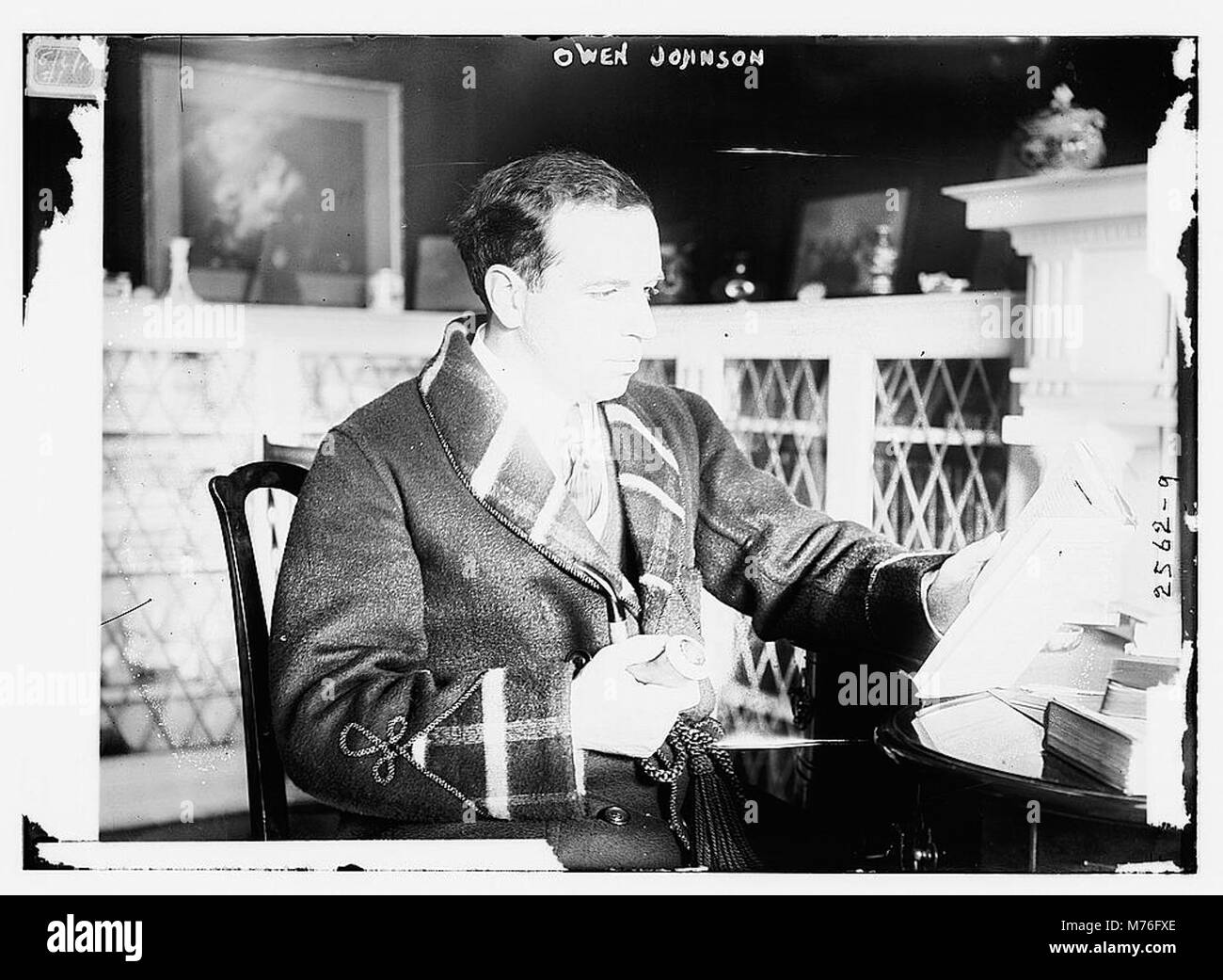 Ein Porträt von Owen Johnson, das seine Rolle und Bedeutung auf seinem Gebiet widerspiegelt. Das Bild konzentriert sich auf seinen Ausdruck und sein Aussehen und trägt zu seiner historischen Dokumentation bei. Stockfoto