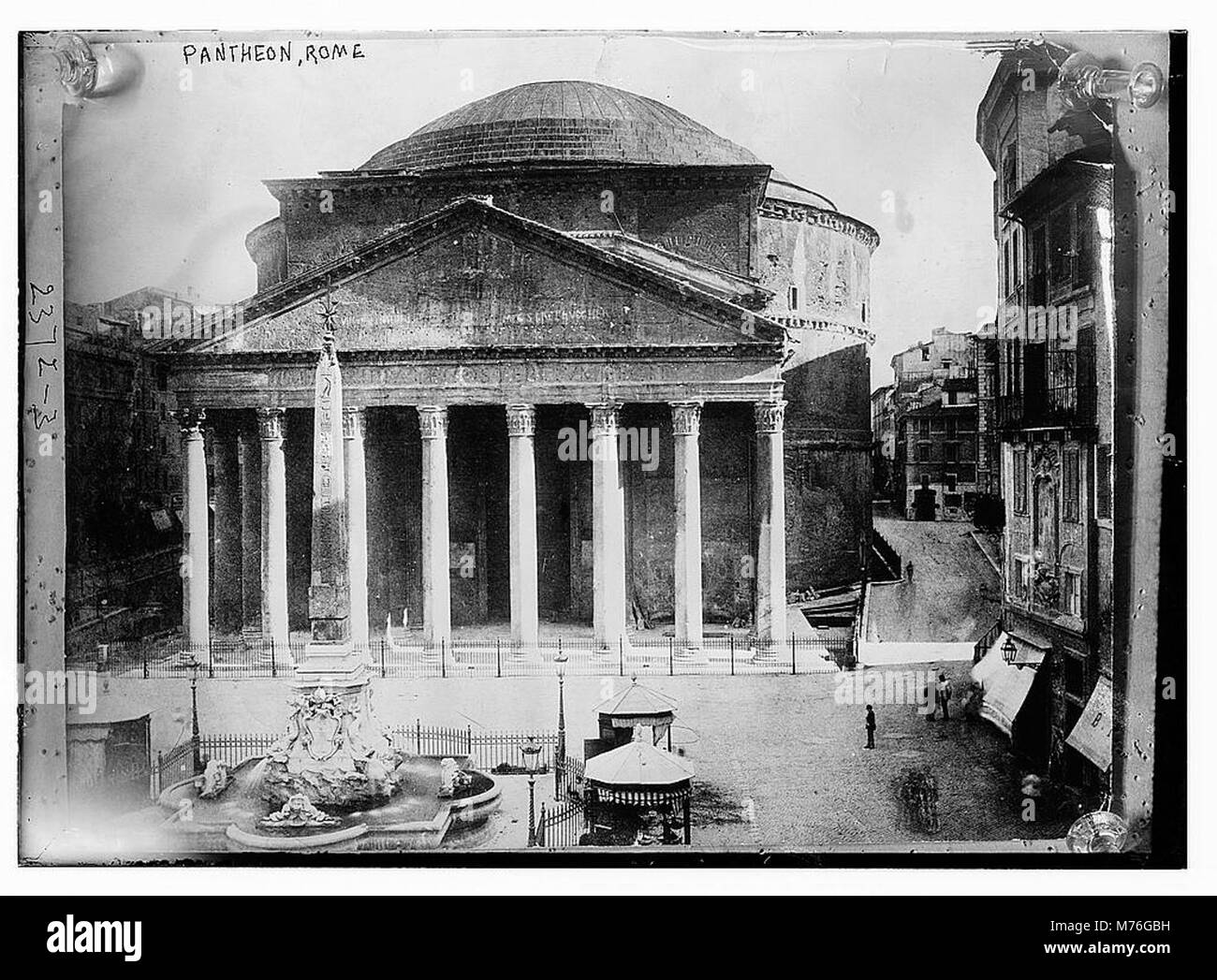Das Pantheon in Rom, ein alter römischer Tempel, ist hier dargestellt. Bekannt für seine bemerkenswerte Architektur, ist es eines der am besten erhaltenen Denkmäler aus der Antike. Stockfoto