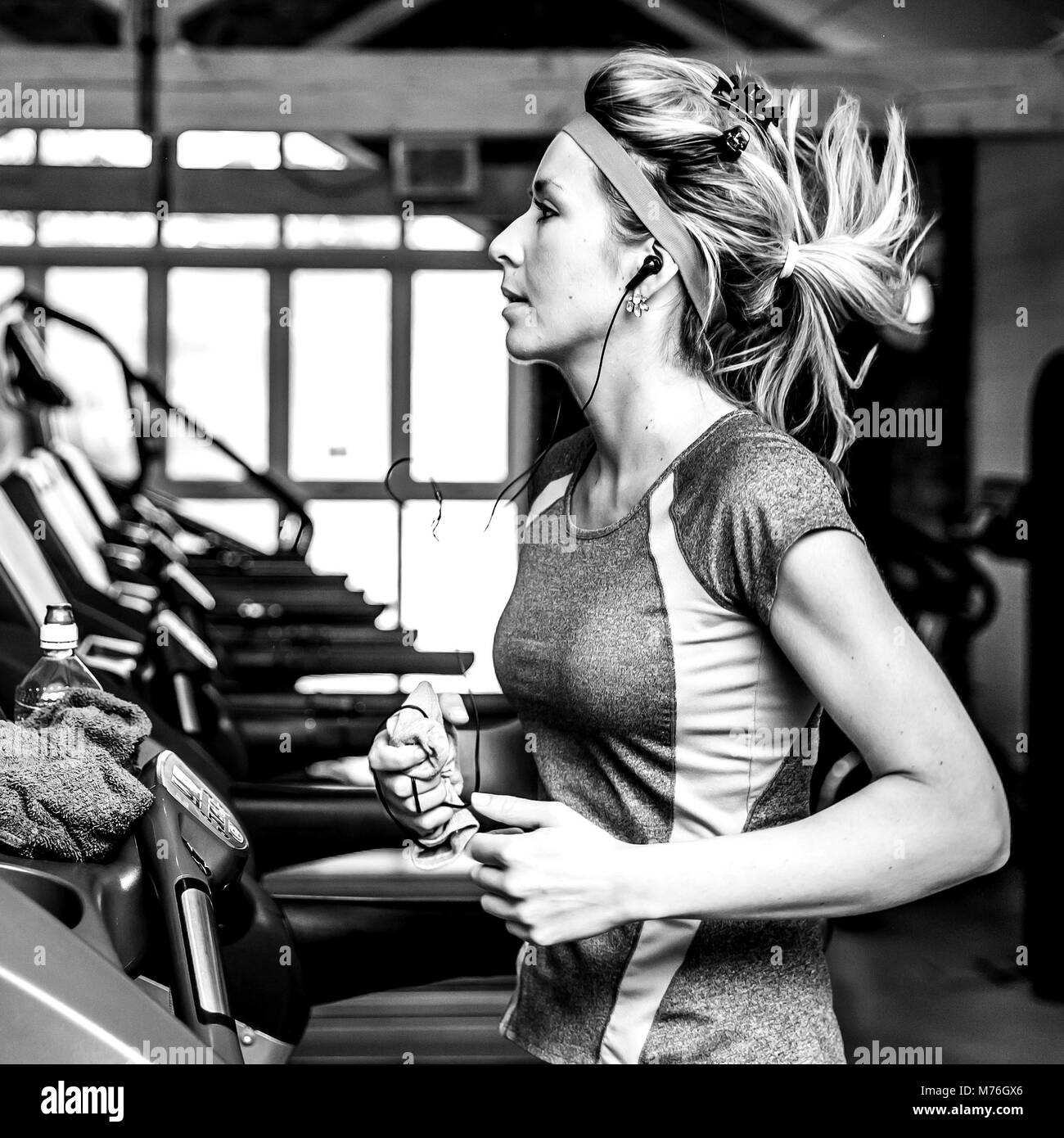 Mädchen auf einem Laufband trainieren im Fitnessraum, Stockfoto