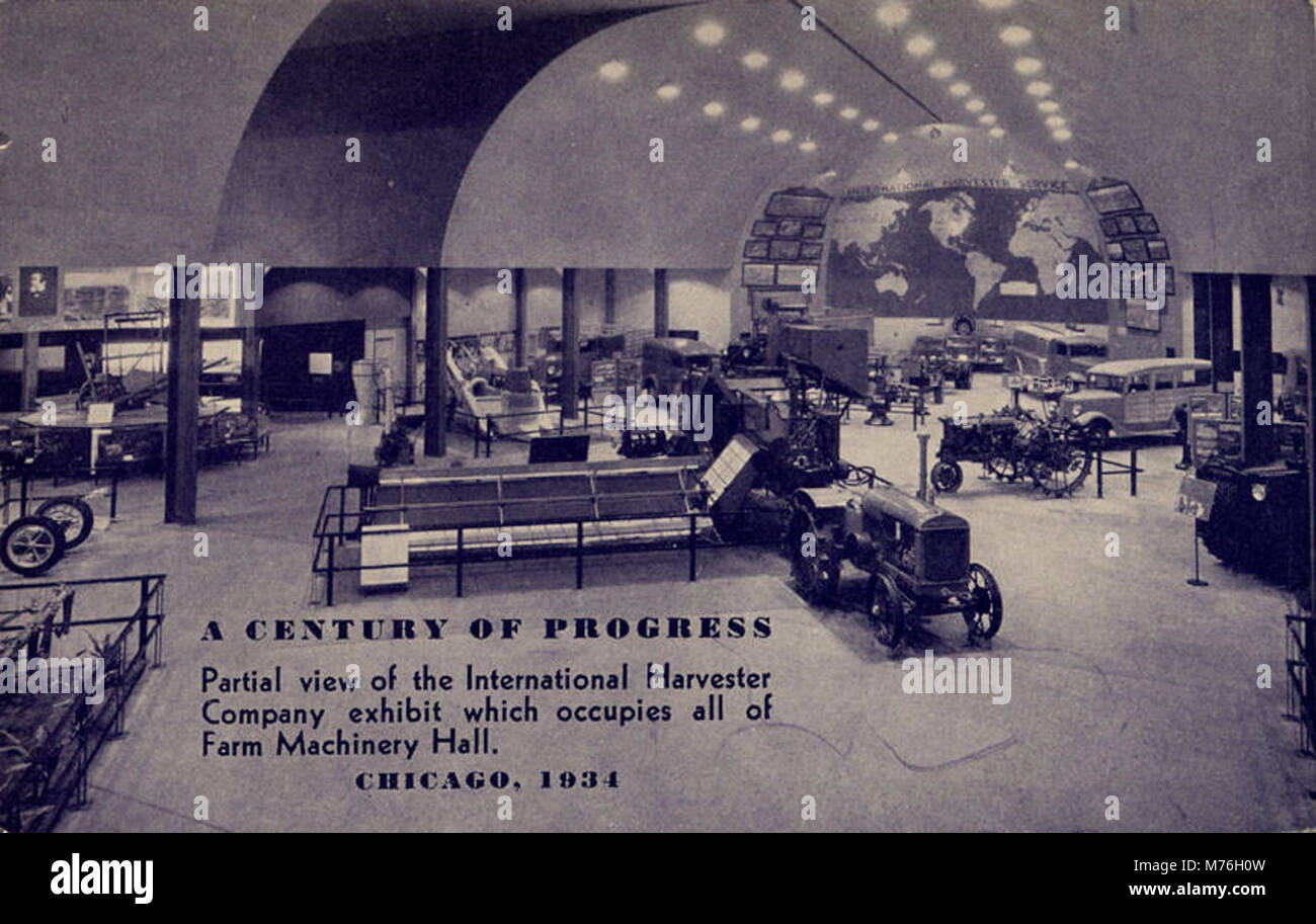 Ein teilweiser Blick auf die Ausstellung der International Harvester Company auf einer Landmaschinenmesse, auf der landwirtschaftliche Geräte und Innovationen der damaligen Zeit gezeigt werden. Stockfoto