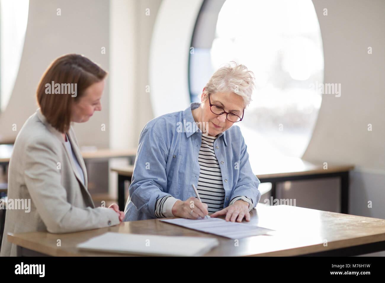 Ältere Frau mit Personal Finance Advisor Stockfoto
