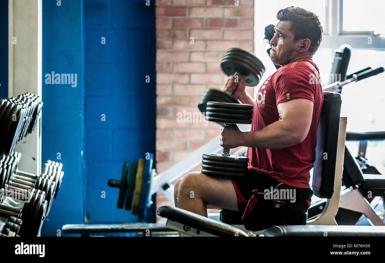 Muskulöse Mann, Arbeit mit Gewichten in der Turnhalle Stockfoto