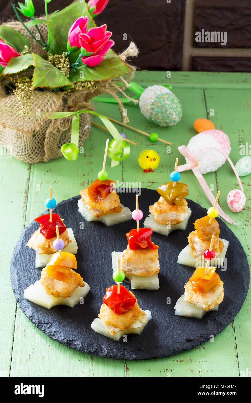 Ostern Rezept, festliche Vorspeise. Kanapees mit Ananas, Grill Hähnchen ...