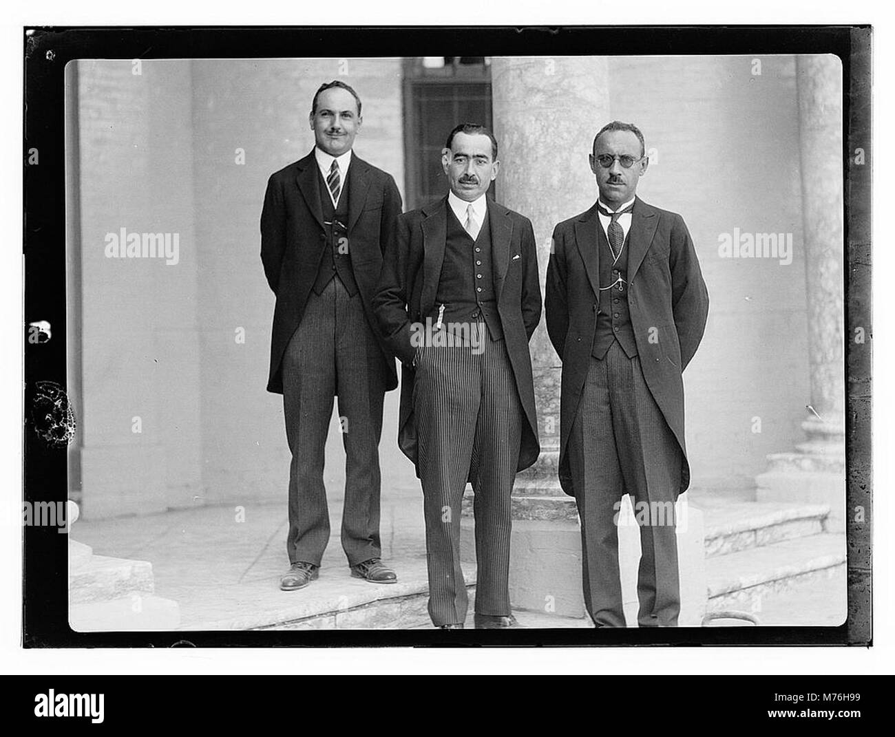 Ein Foto vom 6. Oktober 1932, aufgenommen in einem Palast in Bagdad, das Männer in formellen Mänteln zeigt. Das Bild zeigt einen formellen Anlass während einer bedeutenden historischen Periode im Irak. Stockfoto