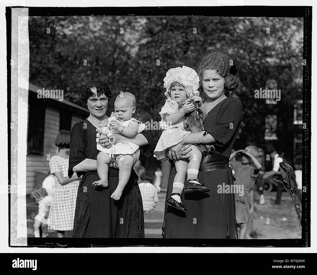 Ein historisches Foto, das eine Baby-Show auf einem plaza dokumentiert, die das gesellschaftliche Ereignis des frühen 20. Jahrhunderts zeigt, bei dem Kleinkinder zur Beurteilung ausgestellt wurden. Stockfoto