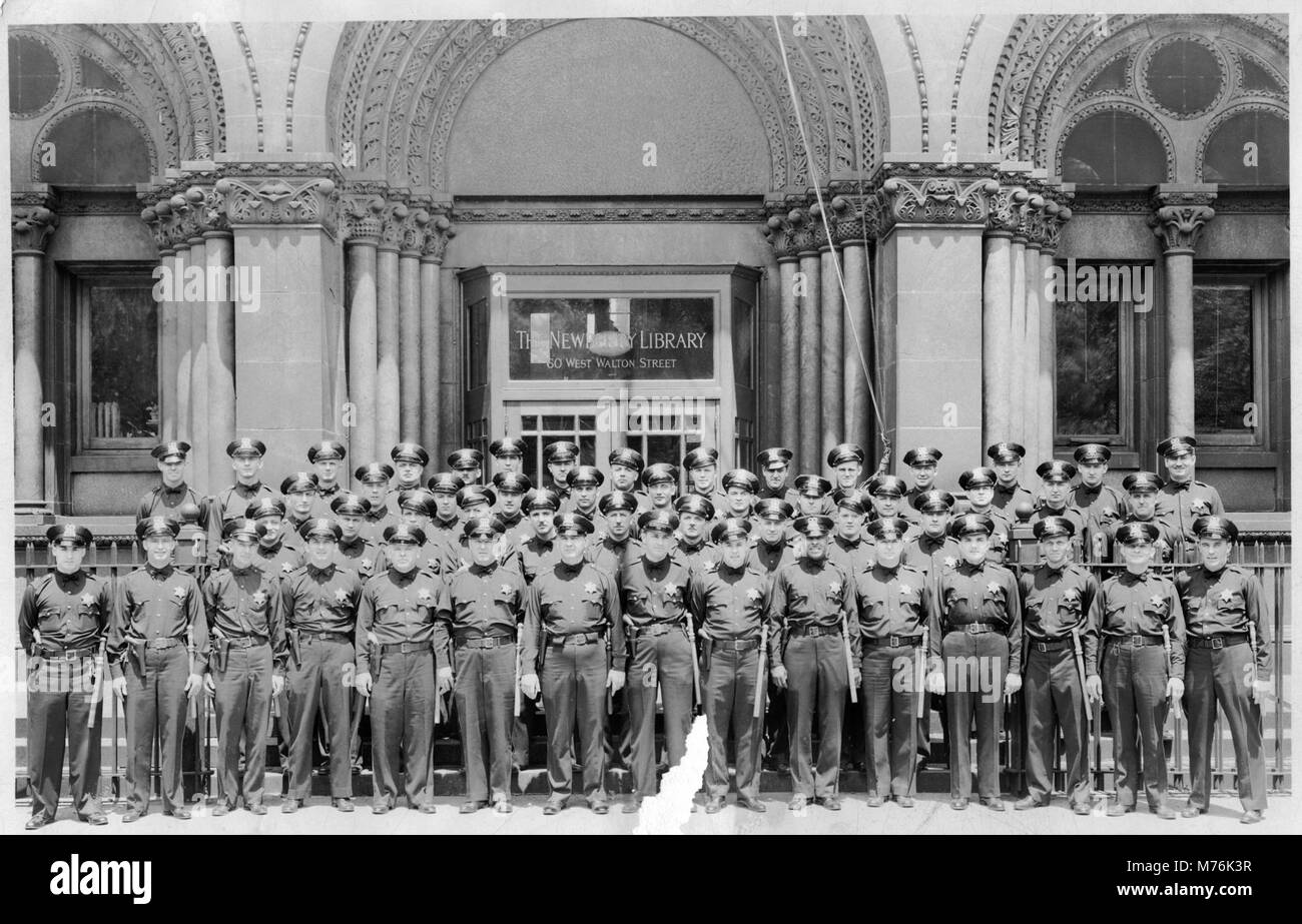 Ein Foto von Absolventen der Polizeiakademie aus den 1940er Jahren, aufgenommen in der Newberry Library in Chicago, das die Geschichte der Ausbildung von Strafverfolgungsbehörden während dieser Zeit widerspiegelt. Stockfoto