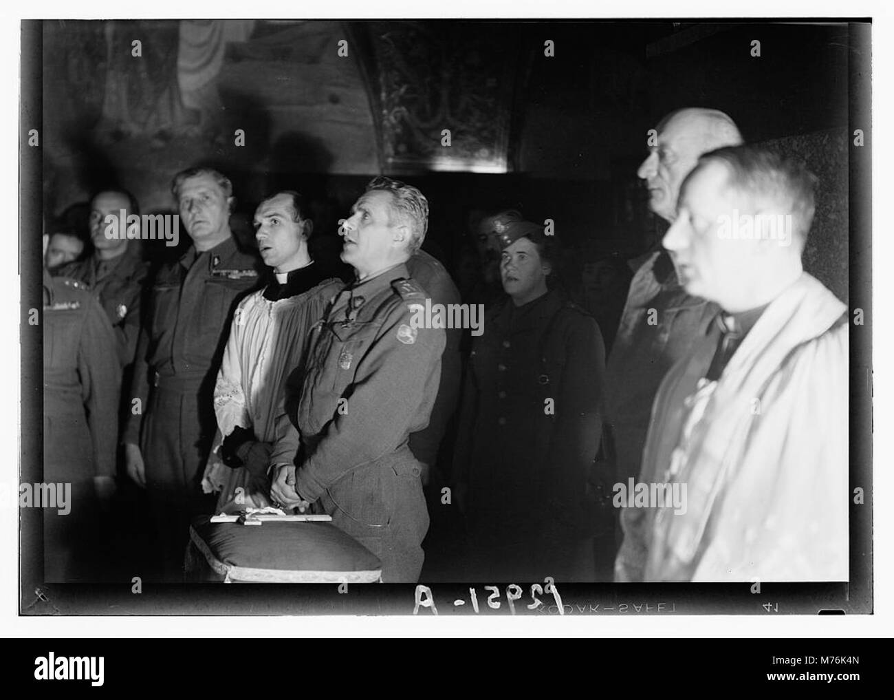 Dieses historische Foto zeigt den polnischen General Tokarzewski Karaszewicz in Calvary, insbesondere in der Grabeskirche. Das Bild fängt einen bedeutenden Moment militärischer und religiöser Schnittpunkte im historischen Kontext der polnischen Armee ein. Stockfoto
