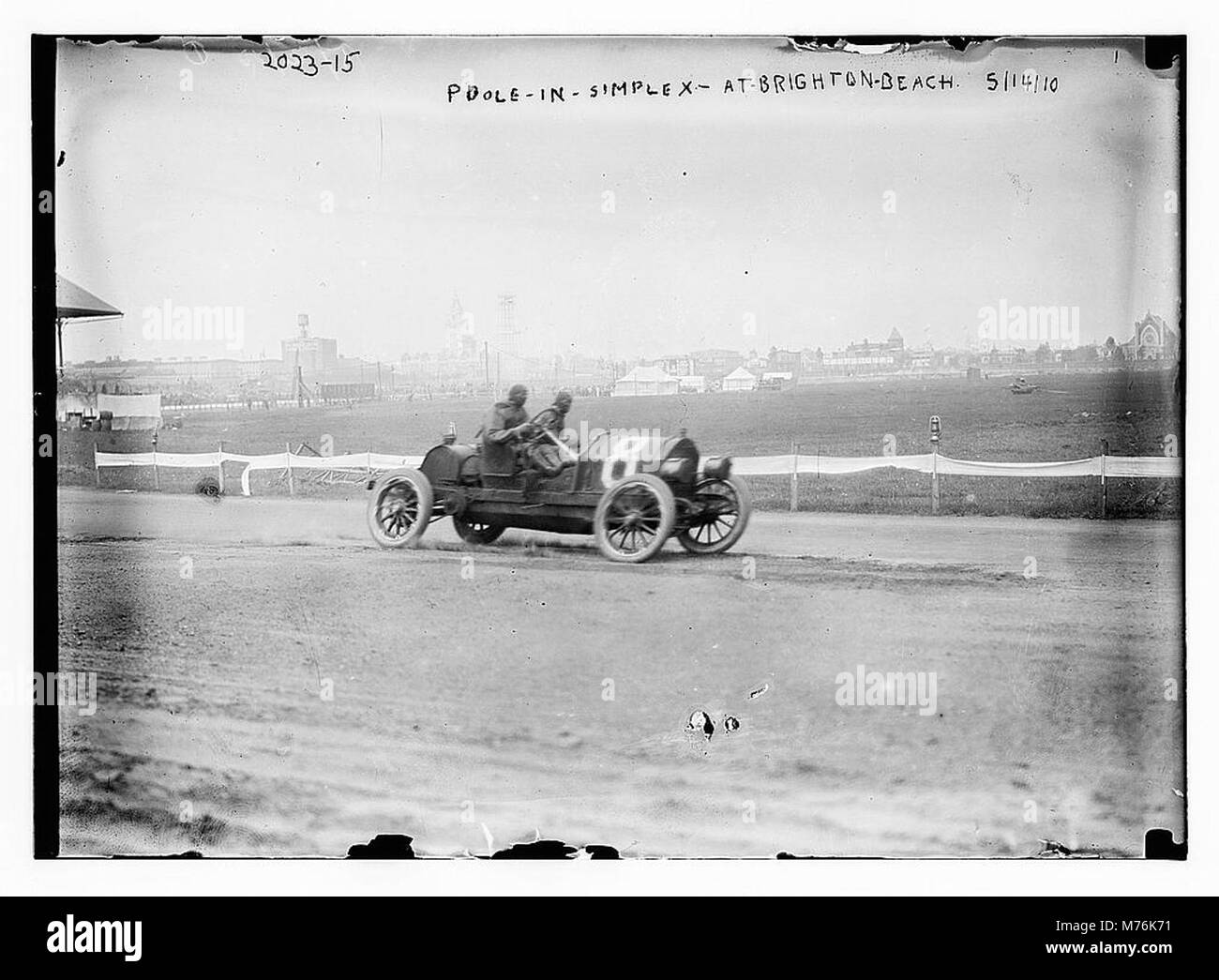 Dieses Bild zeigt Poole auf einem Simplex-Fahrrad am Brighton Beach. Das Foto zeigt die beliebte Outdoor-Aktivität des Radfahrens entlang des Strandes und hält einen Moment der Freizeit und des Sports fest. Stockfoto