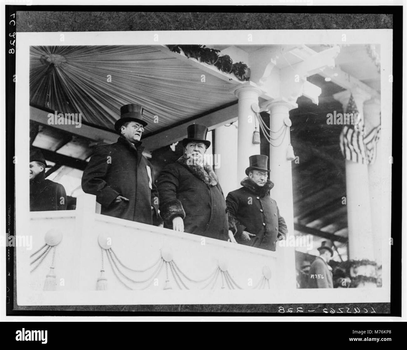 Präsident Taft ist hier mit Edward F. Stallwagon fotografiert (d. h. Edward J. Stellwagen), Chef der Eröffnungs-Ausschusses und mit Vice President James S. Sherman - einer schweren Blizzard LCCN 00652333 Stockfoto