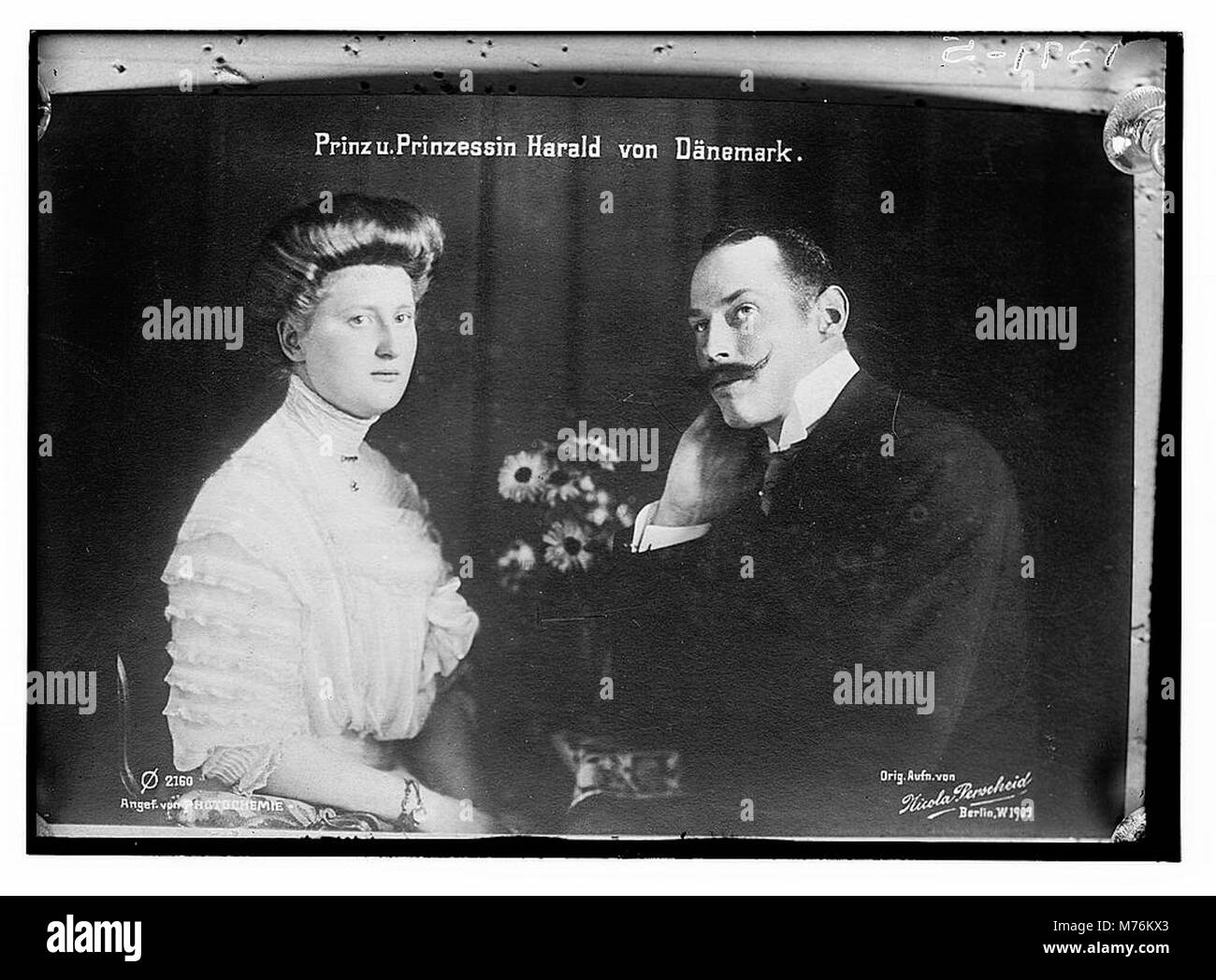 Foto von Prinz und Prinzessin Harald von Dänemark, Mitglieder der dänischen Königsfamilie. Das Bild fängt sie in formeller Kleidung ein und repräsentiert die zeremoniellen Pflichten der königlichen Familie und ihre öffentliche Rolle in Dänemark. Stockfoto