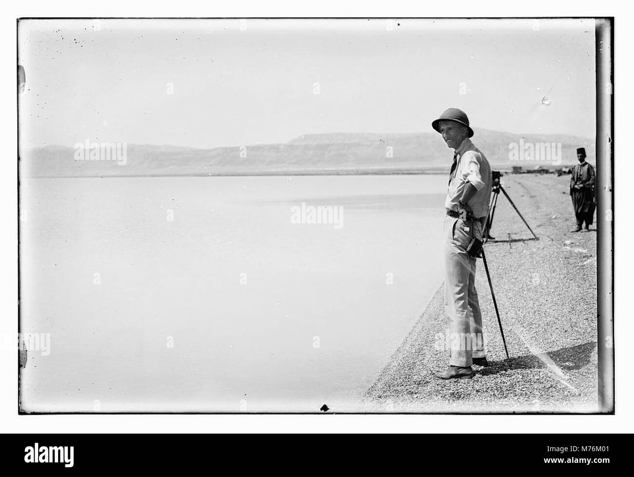Dieses Foto zeigt Prinz Wilhelm von Schweden am Toten Meer und unterstreicht seinen Besuch in der Region. Das Bild fängt sowohl die natürliche Umgebung des Toten Meeres als auch die königliche Präsenz des Prinzen ein. Stockfoto