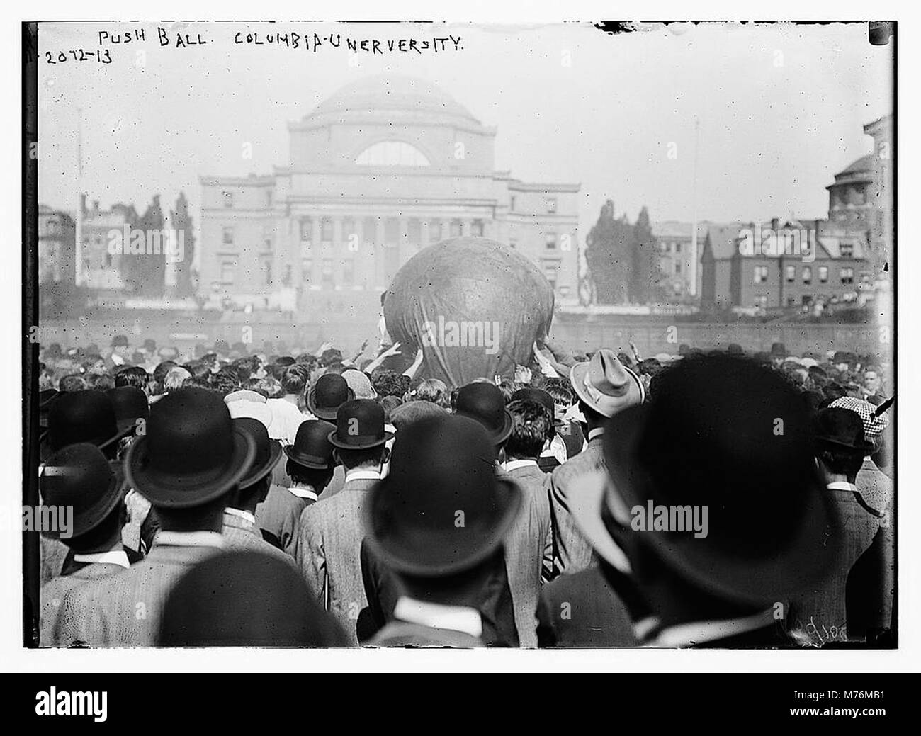 Eine Fotografie eines Push-Ball-Spiels an der Columbia University, einem Sport aus dem frühen 20. Jahrhundert, der kurzzeitig populär war. Das Bild zeigt die sportliche Aktivität und das College-Leben der Periode. Stockfoto