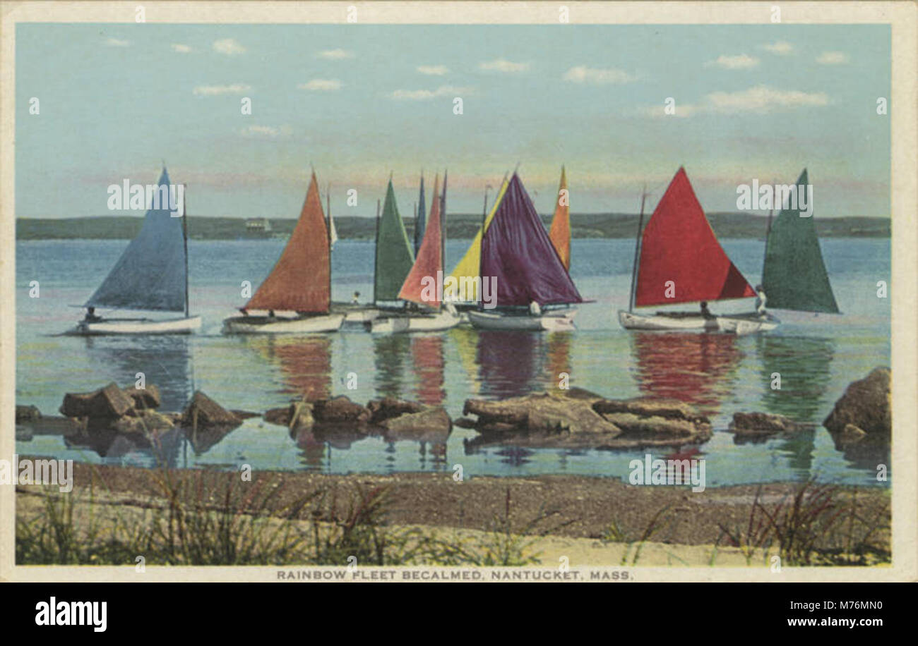 Eine Szene, in der die Regenbogenflotte beruhigt ist, zeigt einen Moment, in dem die Flotte von Schiffen durch ruhige Winde gestoppt wurde und die Herausforderungen auf der See hervorgehoben werden. Stockfoto