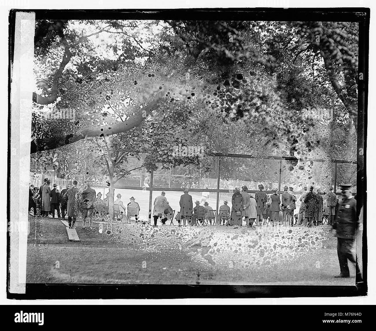Eine Rückansicht einer Gruppe von Personen, die ein Tennisspiel am 6. Mai 2021 beobachteten. Dieses Foto fängt die Zuschaueratmosphäre bei einem Live-Sportereignis ein. Stockfoto
