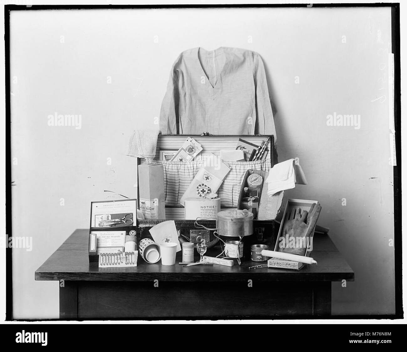 Ein Bild, das die vom Roten Kreuz eingesetzten Ausrüstungen zeigt und die humanitären Bemühungen und die Vorbereitung auf Notfallmaßnahmen hervorhebt. Stockfoto