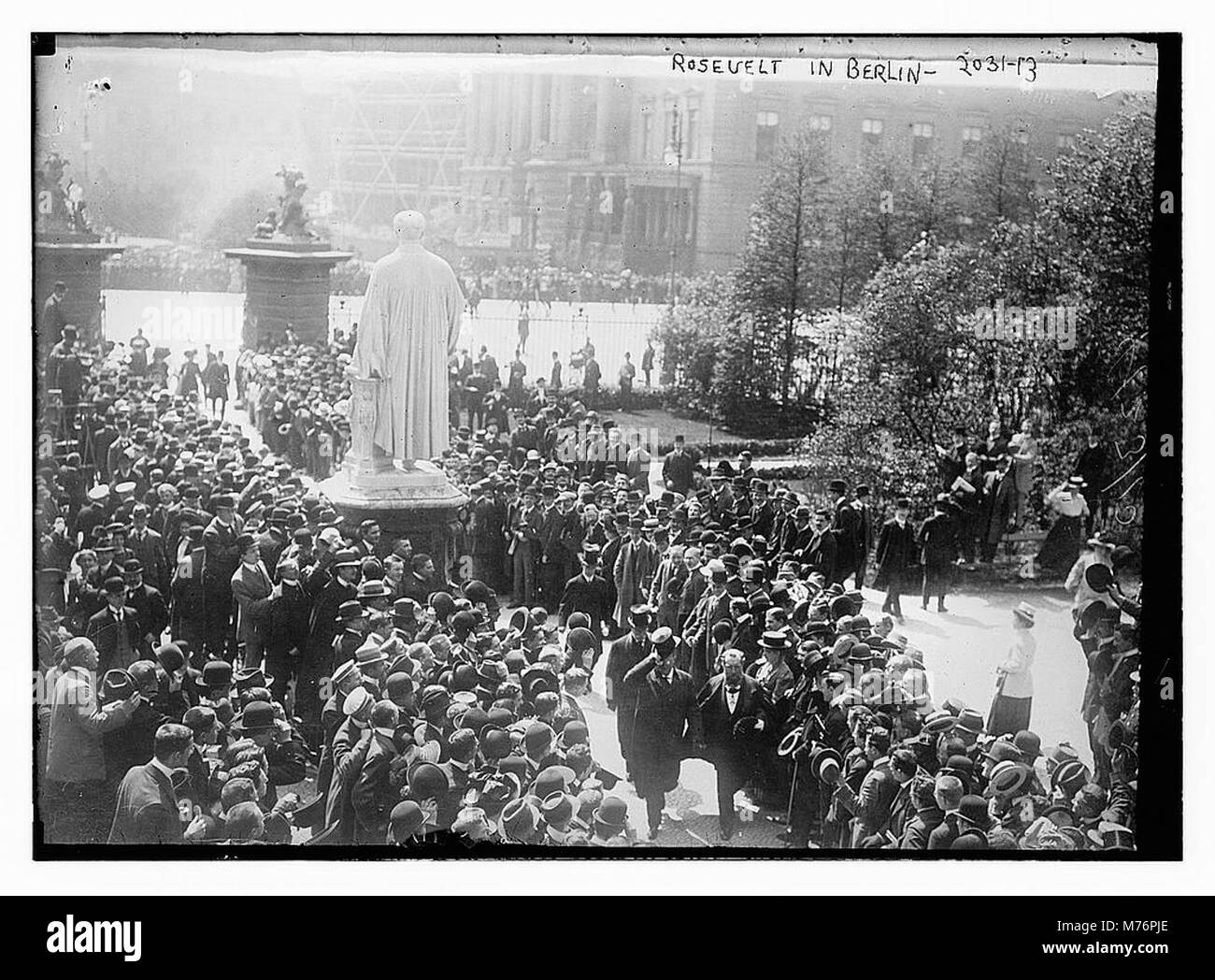 Ein Foto von Präsident Theodore Roosevelt während seines Besuchs in Berlin. Das Bild fängt den US-Präsidenten in der deutschen Hauptstadt ein und spiegelt die diplomatischen Beziehungen zwischen den Vereinigten Staaten und Deutschland zu Beginn des 20. Jahrhunderts wider. Stockfoto