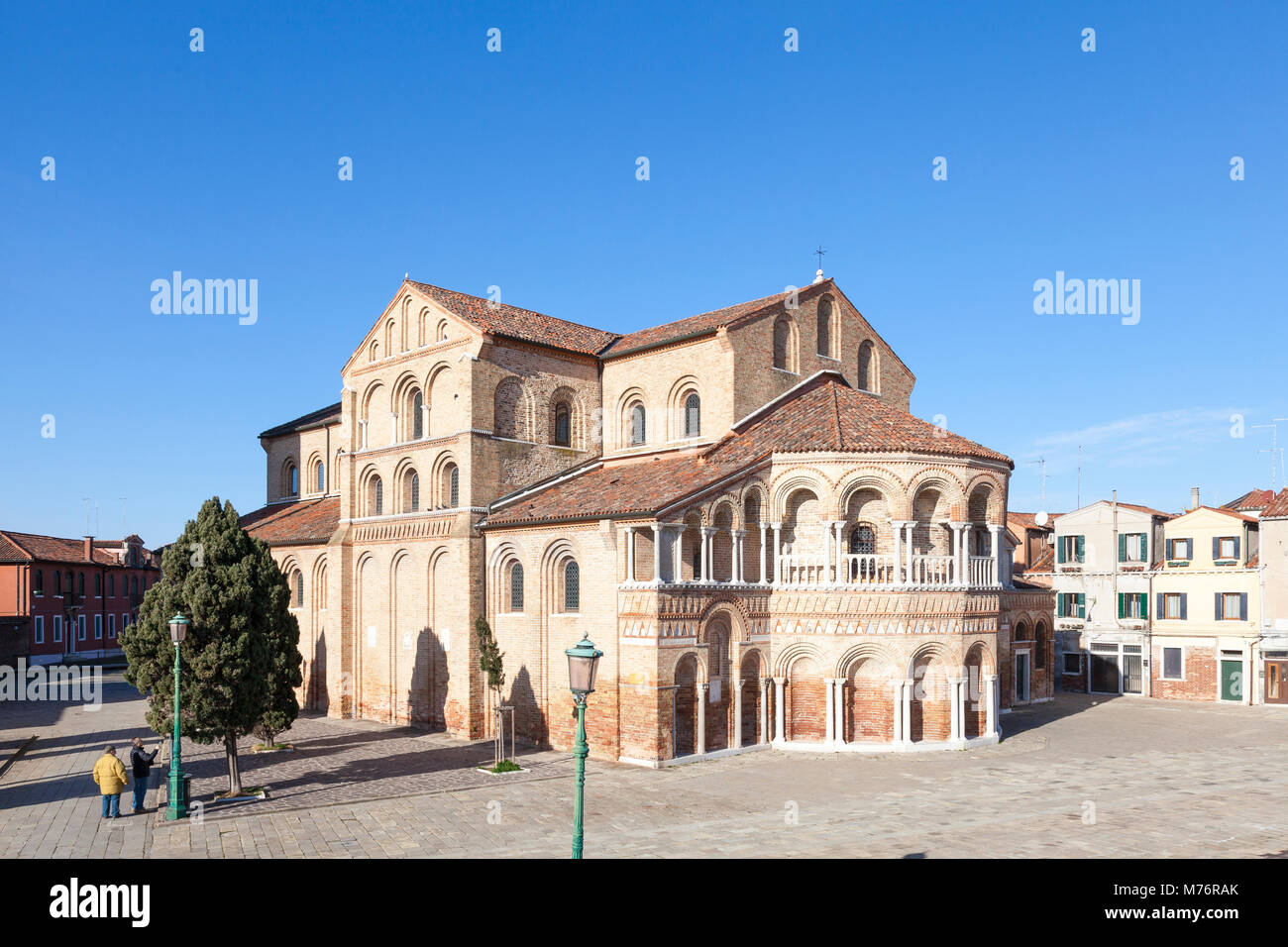 Chiesa dei Santi Maria e Donato, Murano, Venedig, Venetien, Italien und Campo San Donata mit zwei Touristen Sightseeing Stockfoto