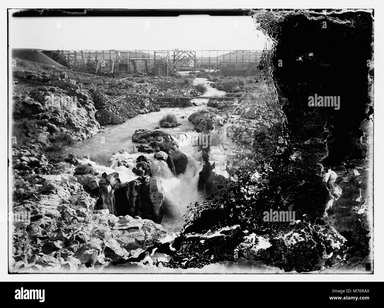 Dieses Foto zeigt die Eröffnung des Kraftwerks in den Rutenberg-Werken, begleitet von Lord Reading's Besuch. Sie hebt die industriellen Fortschritte und die Bedeutung der Rutenberg-Werke für die Energieerzeugung und Infrastruktur des frühen 20. Jahrhunderts hervor. Stockfoto