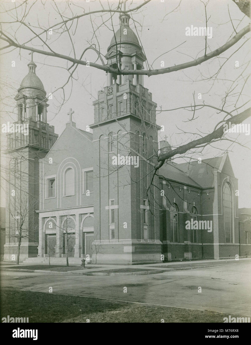 Ein Foto von 1913 der katholischen Kirche Saint Louis de France in Chicago, das den architektonischen Entwurf der Kirche und ihre Rolle in der Gemeinde während des frühen 20. Jahrhunderts feststellt. Stockfoto