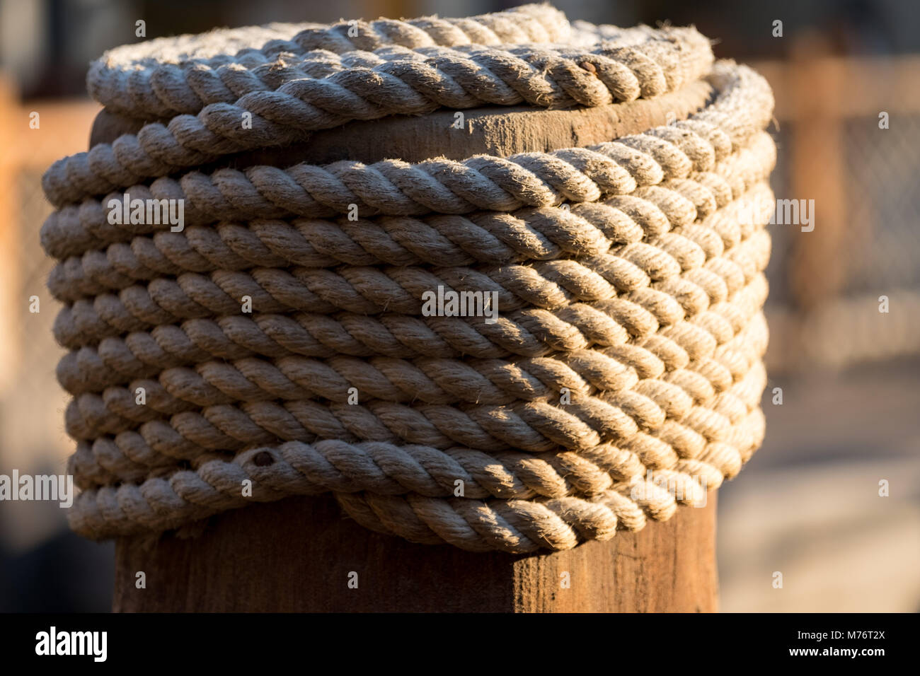 Detail der gewickelten Seil auf hölzerne Stange gebunden Stockfoto