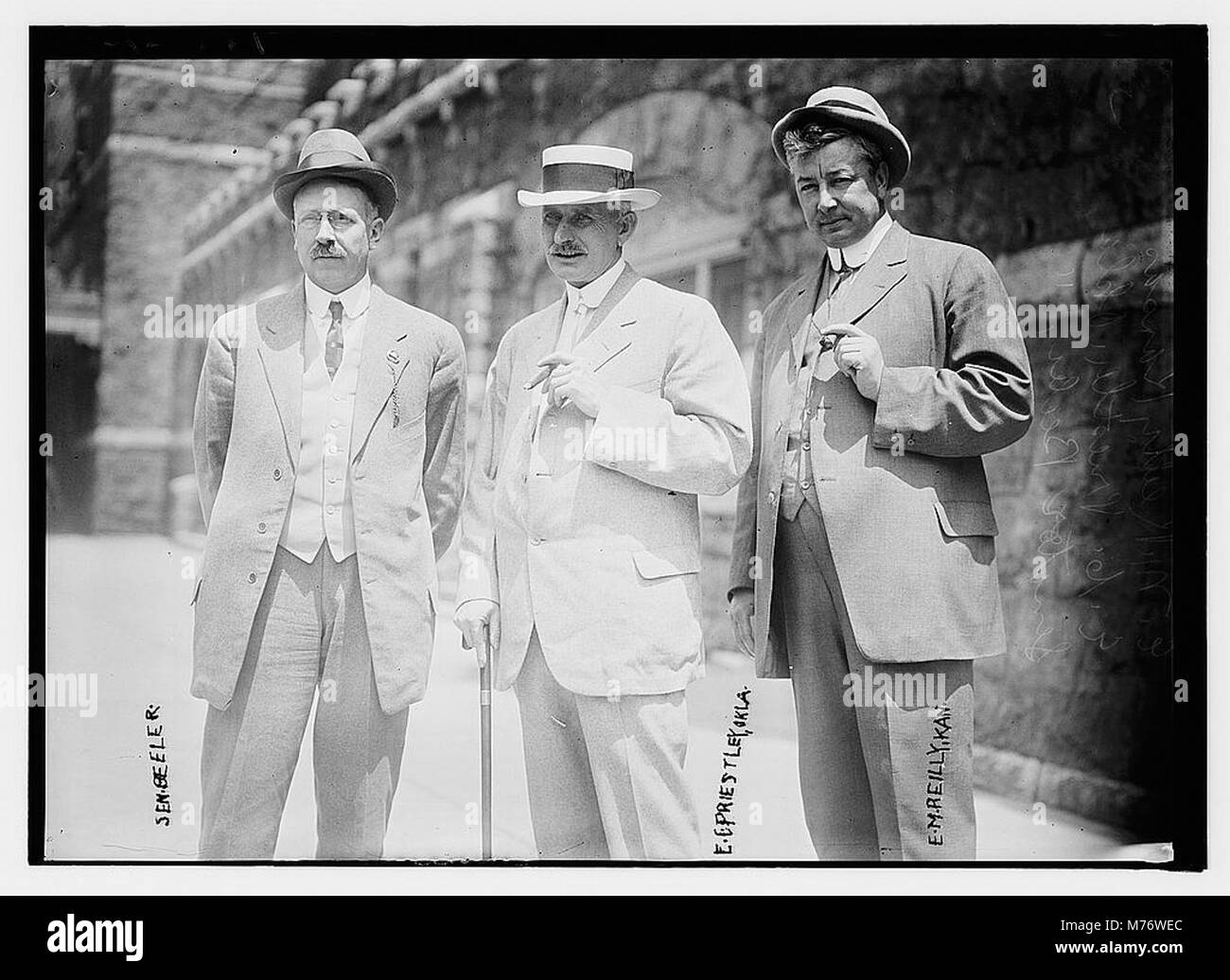 Eine Fotografie von US-Senatoren WIE Priestley aus Oklahoma und E.M. Reilly aus Kansas, aufgenommen mit Senator Beeler, die politische Persönlichkeiten des frühen 20. Jahrhunderts und ihre Rolle in der amerikanischen Regierung reflektiert. Stockfoto