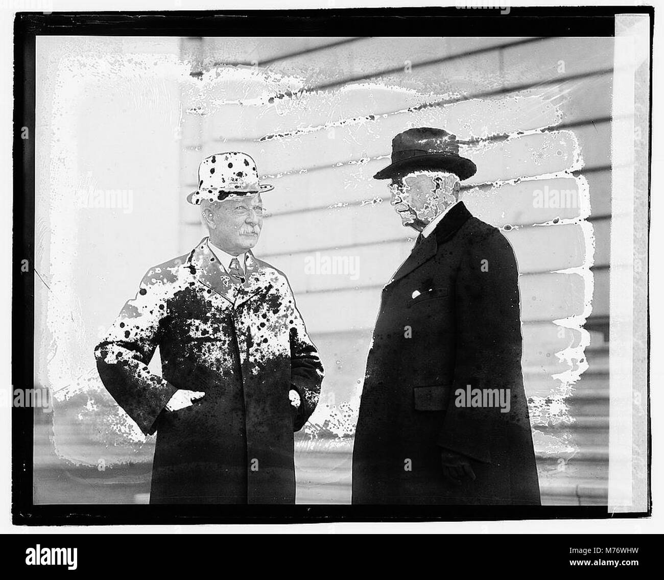 Dieses Foto zeigt Senator William P. Dillingham mit Carroll Page, die 1920 im Haus des Senators aufgenommen wurde und einen historischen Moment der politischen Assoziation widerspiegelt. Stockfoto