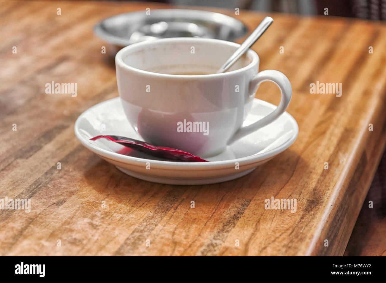 Tasse Kaffee mit Aschenbecher im Hintergrund Stockfoto