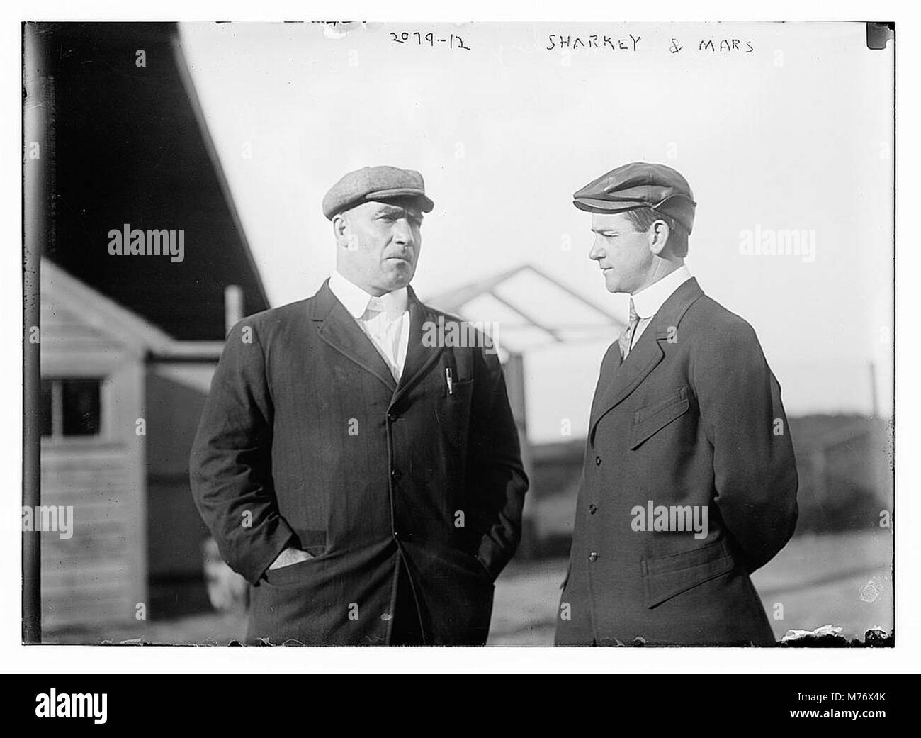 Ein historisches Foto, das einen Moment mit Sharkey und Mars einfängt, möglicherweise in Verbindung mit Sport- oder Unterhaltungsfiguren, die ihre Bedeutung in ihrem jeweiligen Bereich betonen. Stockfoto