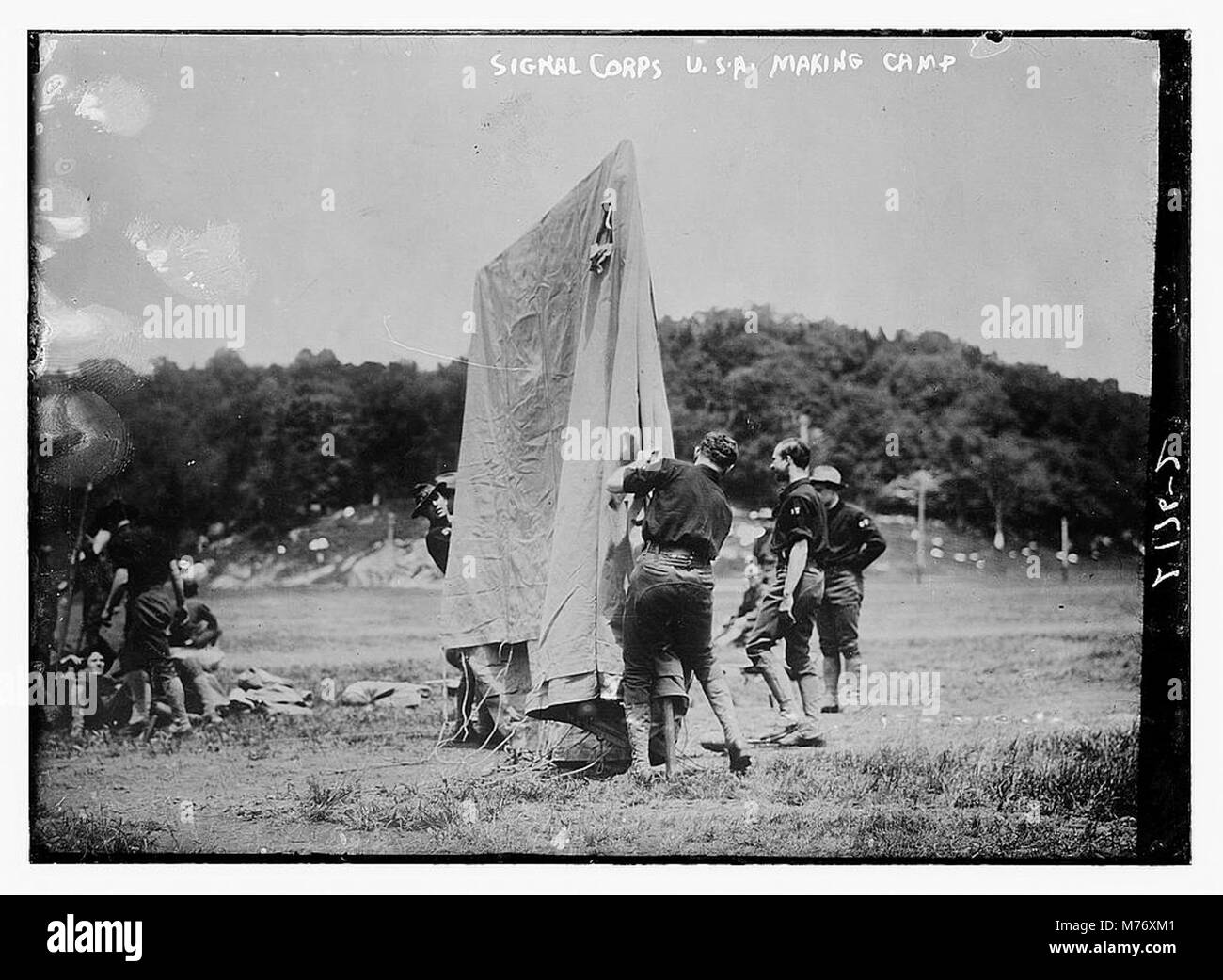 Dieses Bild zeigt das Signal Corps des US-Militärs, das ein Lager aufbaut. Sie hebt ihre logistischen und operativen Verfahren bei der Errichtung eines Lagers während einer militärischen Einweisung oder Ausbildung hervor. Stockfoto