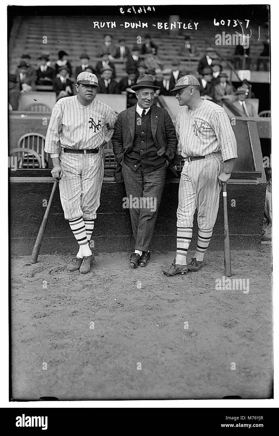 Babe Ruth & Jack Bentley in Riesen Uniformen für Ausstellung Spiel; Jack Dunn in der Mitte (Baseball) LCCN 2014691599 Stockfoto