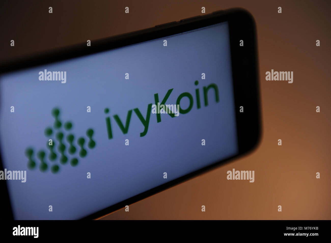 Die IvyKoin Logo auf einem Telefonbildschirm Stockfoto